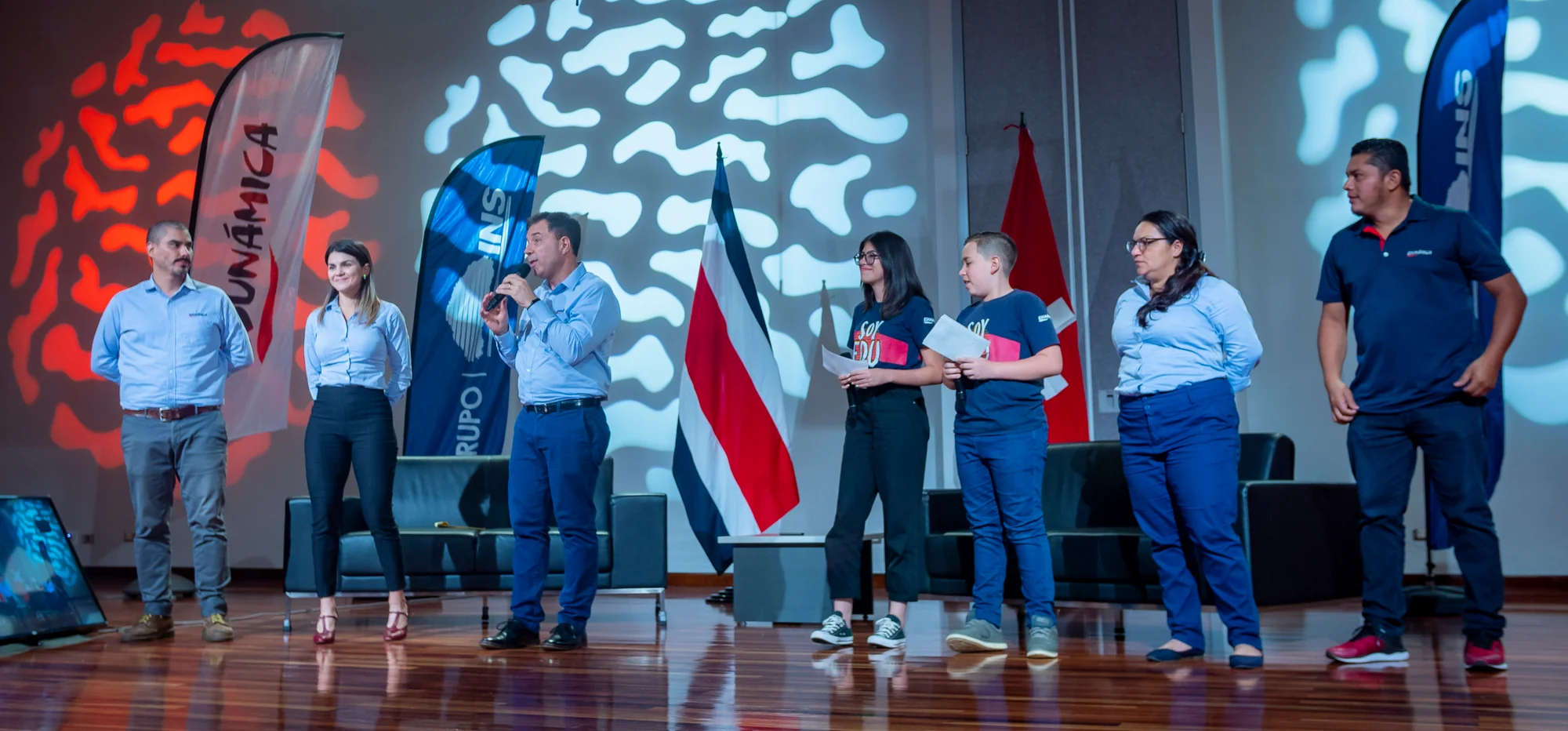 Bienvenida en tarima con representantes de Edunámica y de los patrocinadores del evento