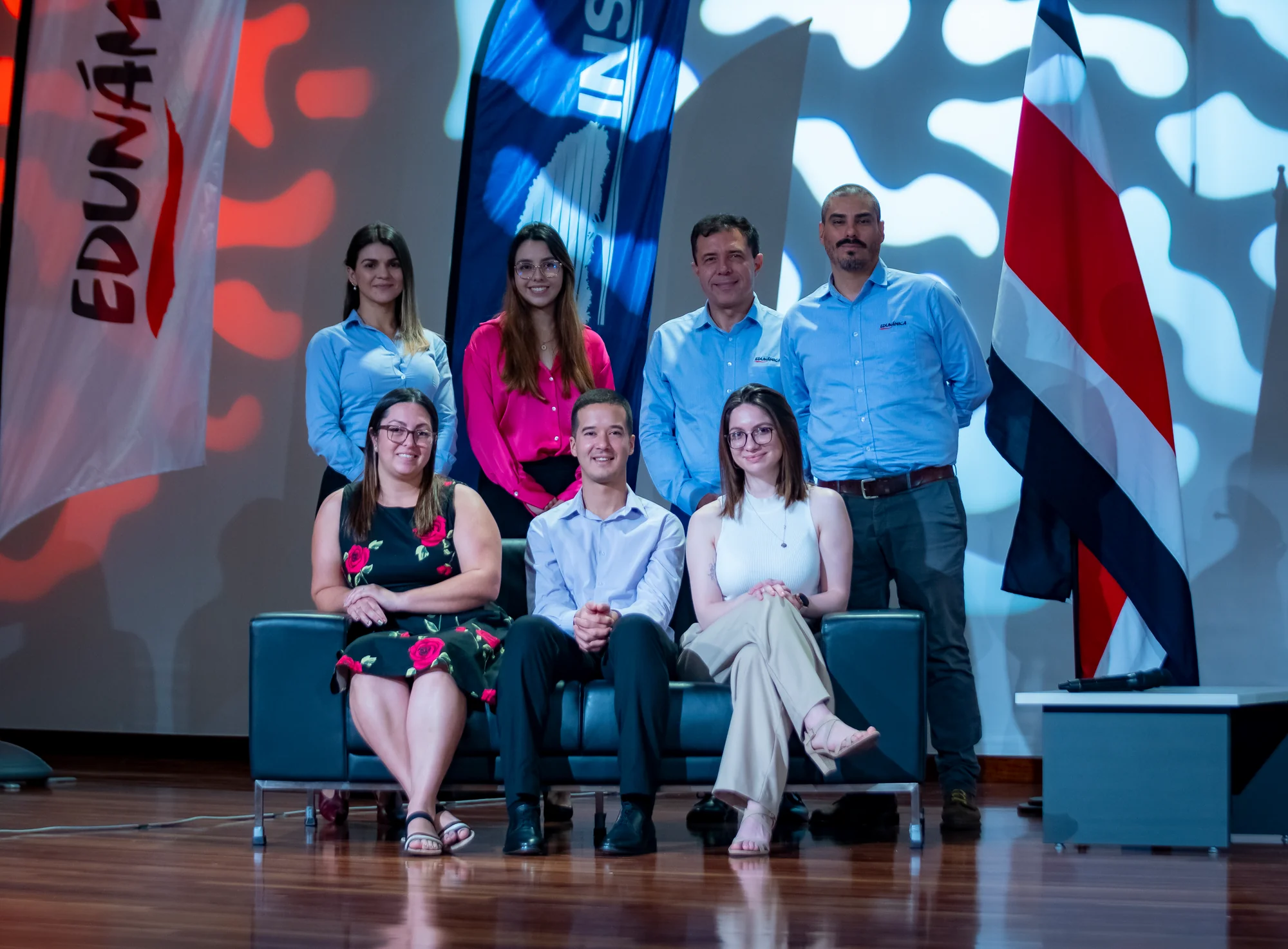 Foto grupal de cierre con los invitados y el equipo de Edunámica en tarima