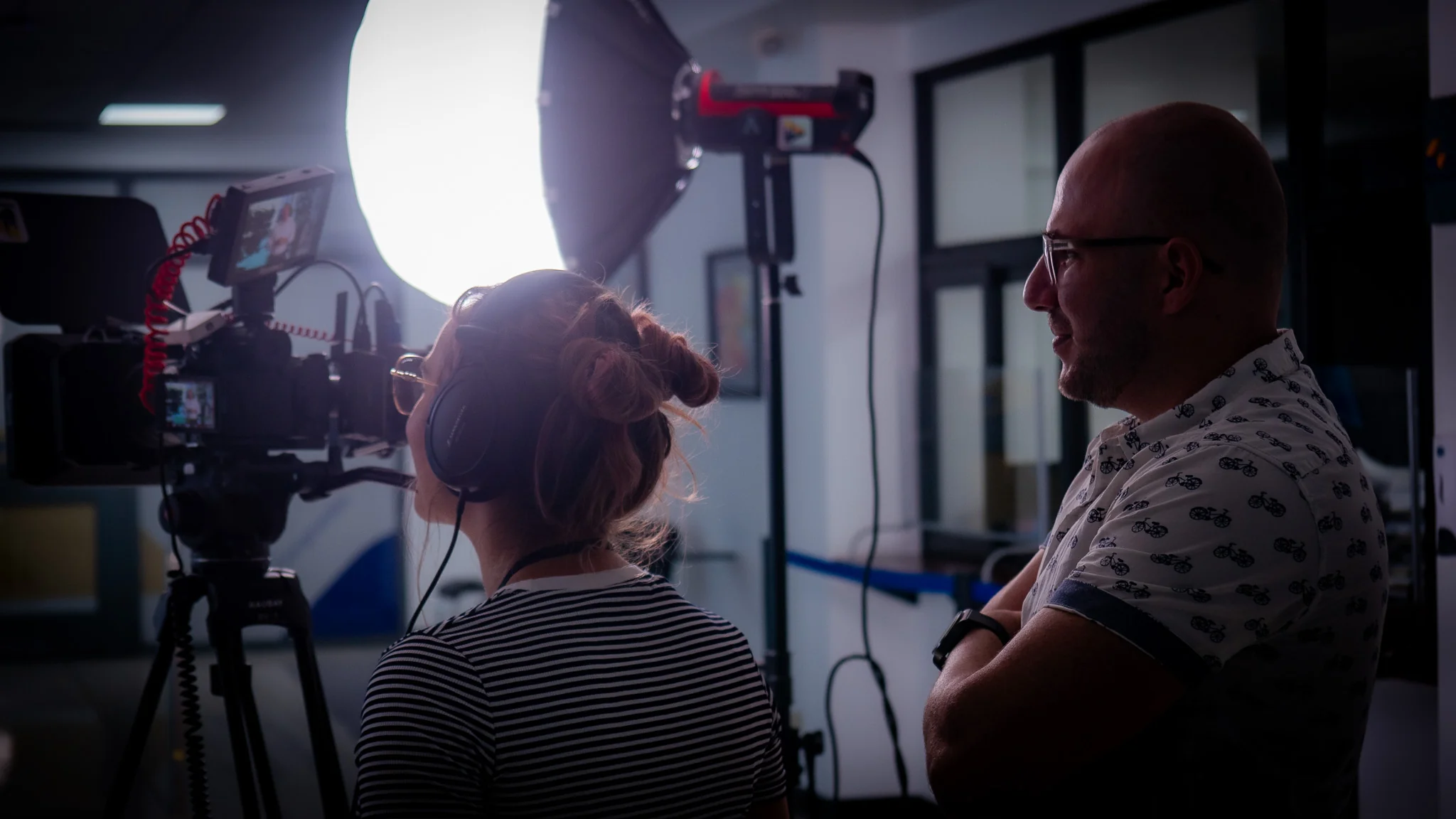 Camarógrafa y director en set de producción audiovisual para Grupo Nación