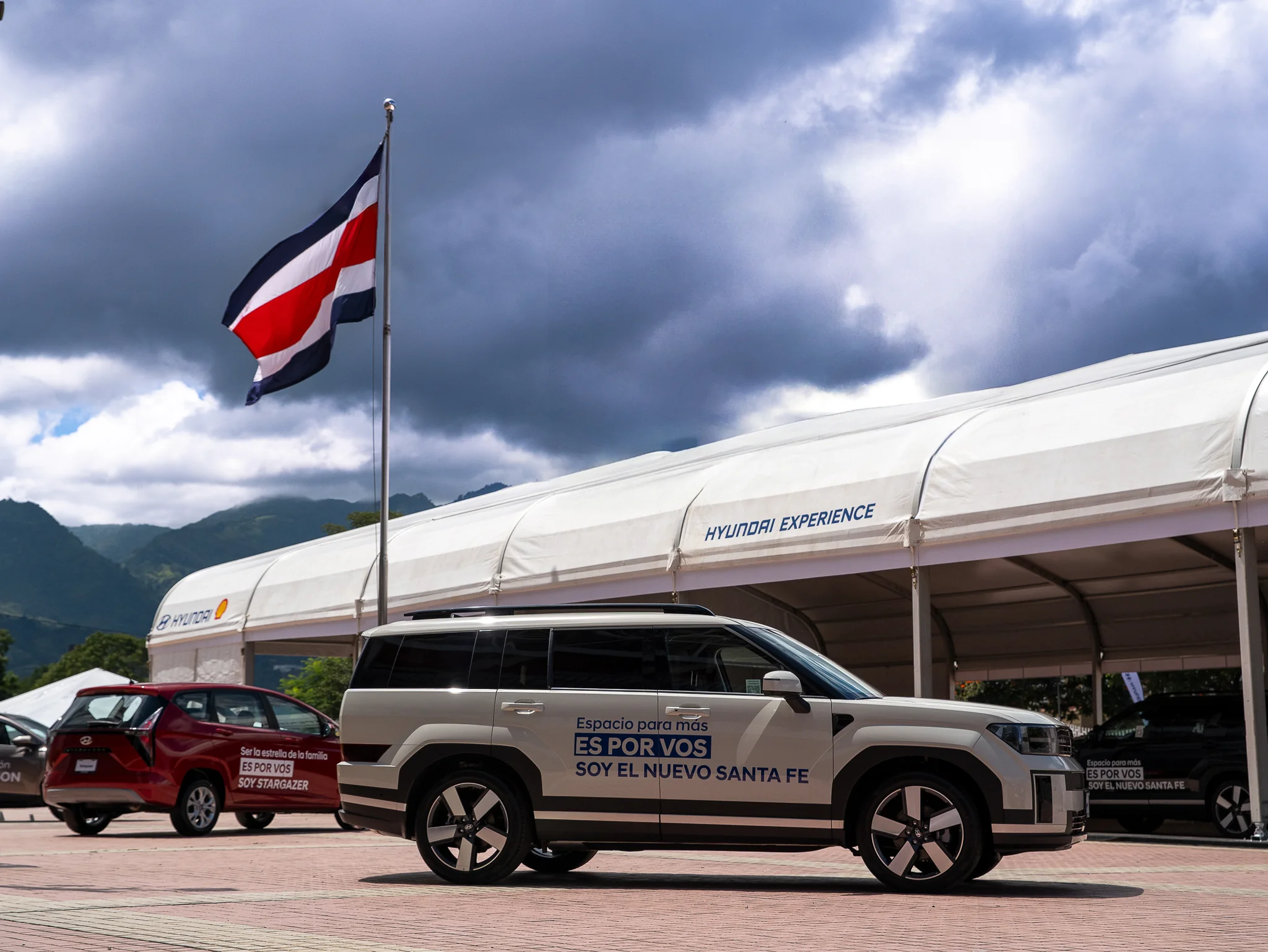 Hyundai Santa Fe y bandera de Costa Rica en el Hyundai Experience Day