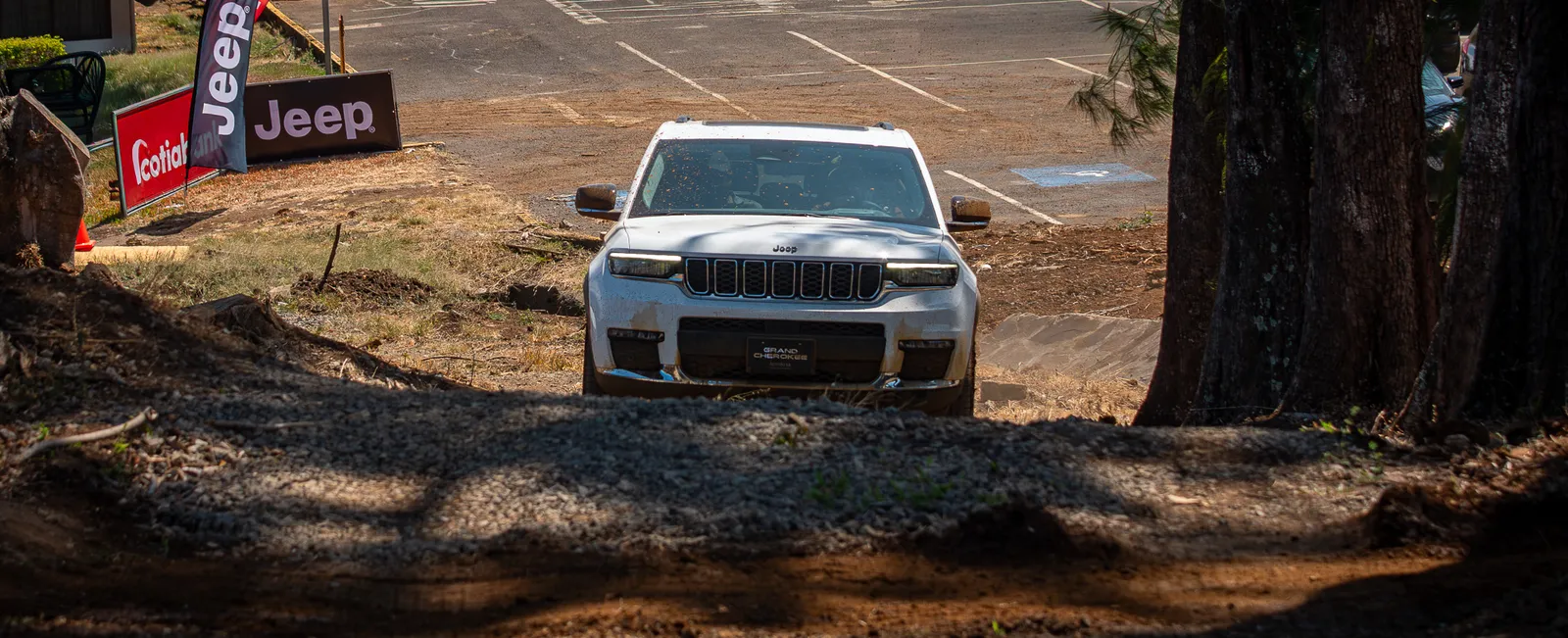 Jeep Grand Cherokee 2024 en terreno off-road — Jeep Costa Rica