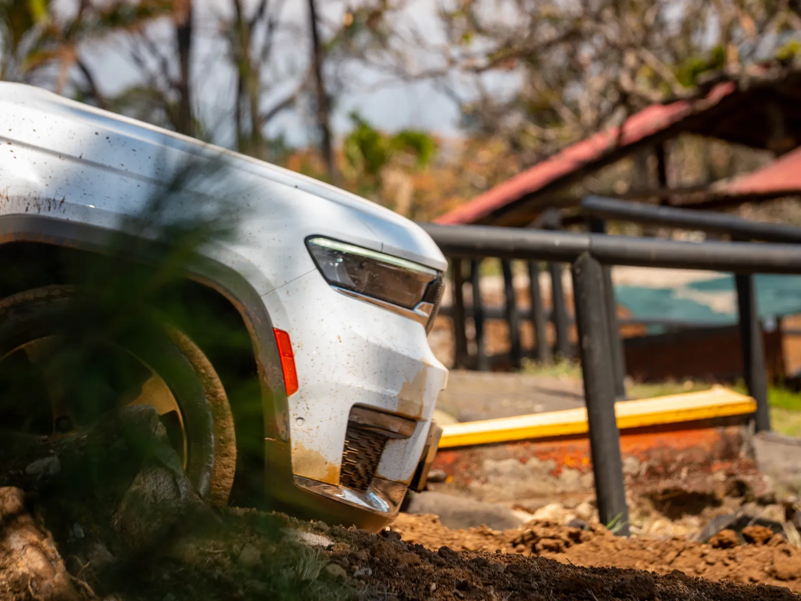 Detalle del Jeep Grand Cherokee 2024 en el terreno de prueba — Jeep Costa Rica