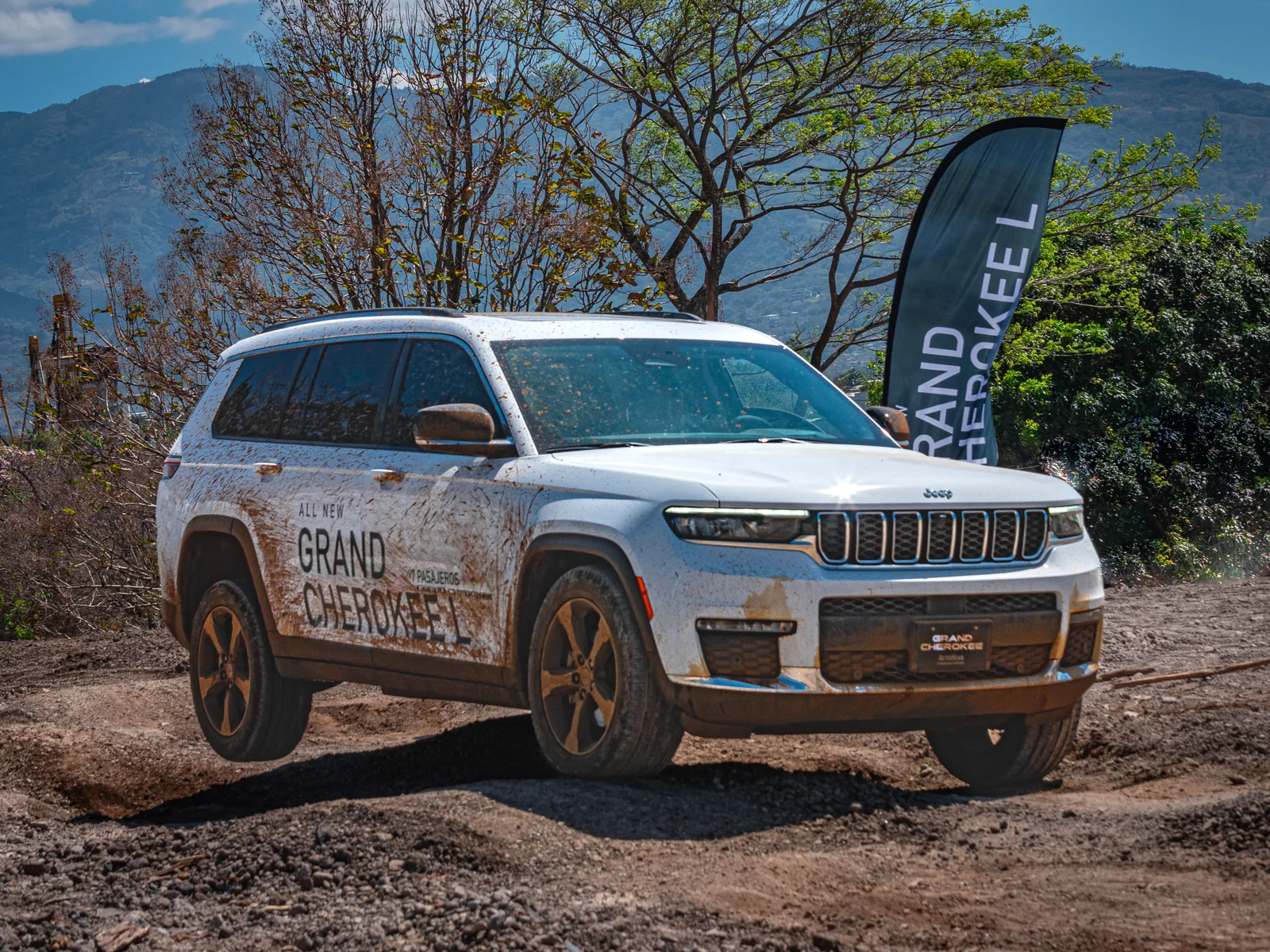 Jeep Grand Cherokee L en ruta de tierra con las montañas de fondo — Jeep Costa Rica