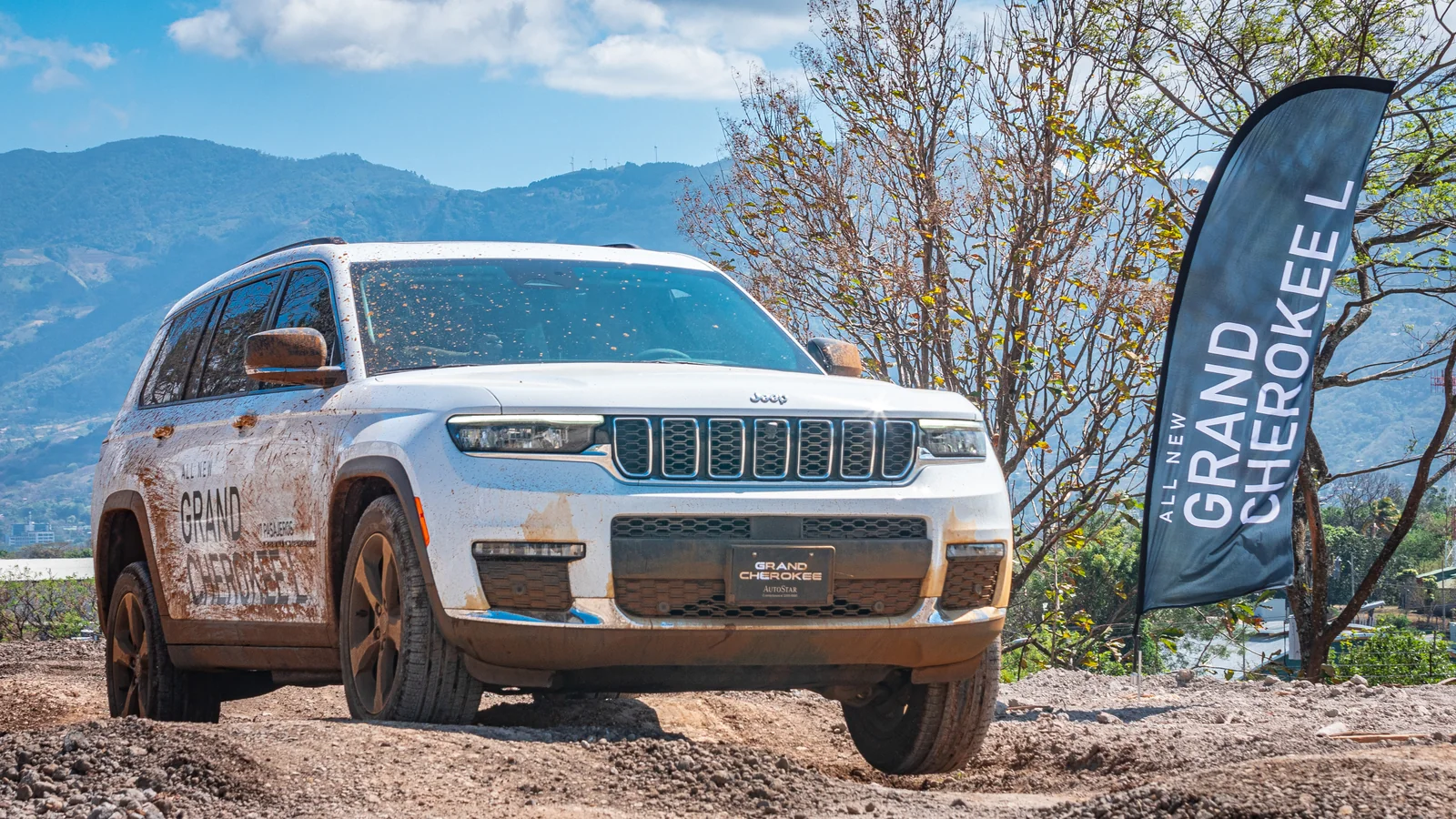 Jeep Grand Cherokee L junto al banderín del lanzamiento — Jeep Costa Rica