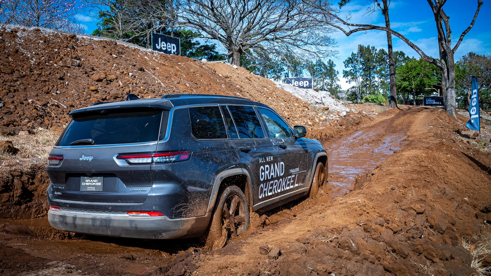 Jeep Grand Cherokee L cruzando un paso con lodo y agua en el circuito off-road — Jeep Costa Rica