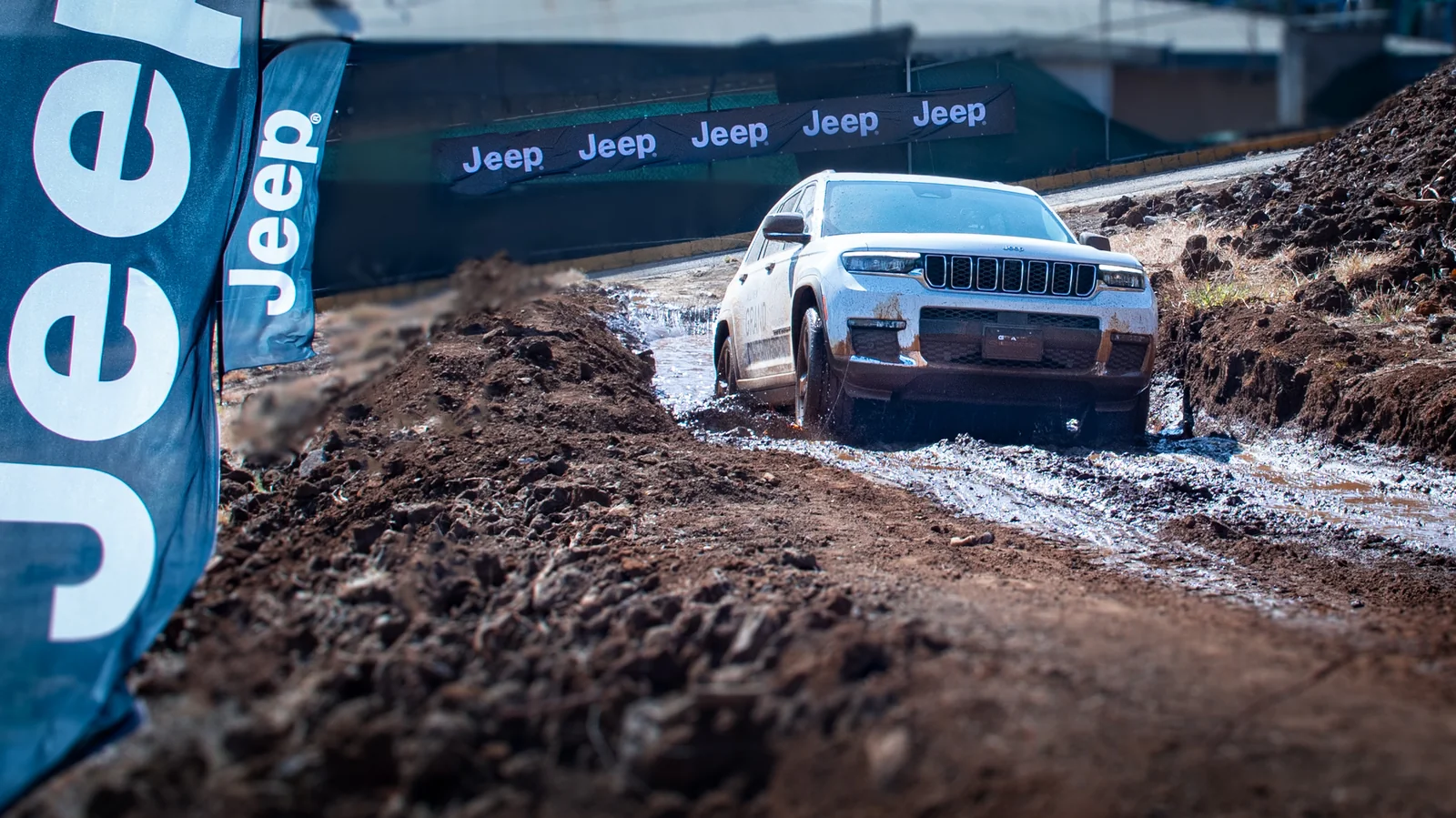 Jeep Grand Cherokee L atravesando un charco en el circuito de prueba — Jeep Costa Rica