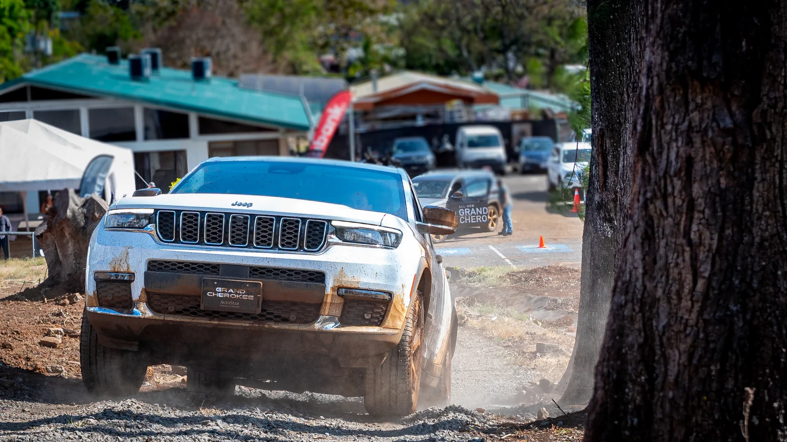 Jeep Grand Cherokee L acercándose en el circuito de prueba — Jeep Costa Rica
