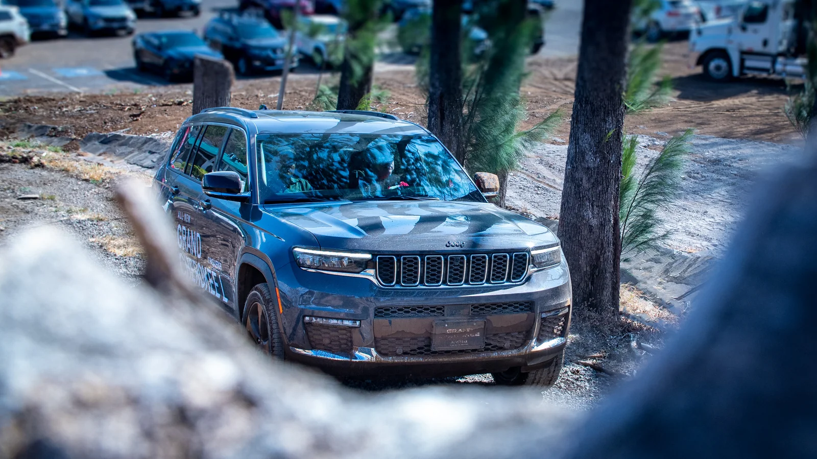 Jeep Grand Cherokee L con pasajeros entre los árboles del circuito — Jeep Costa Rica