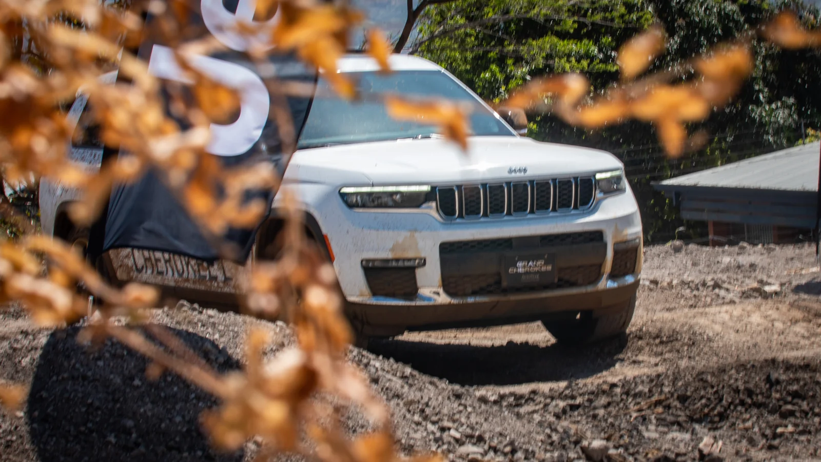 Jeep Grand Cherokee L enmarcado entre ramas en el circuito off-road — Jeep Costa Rica