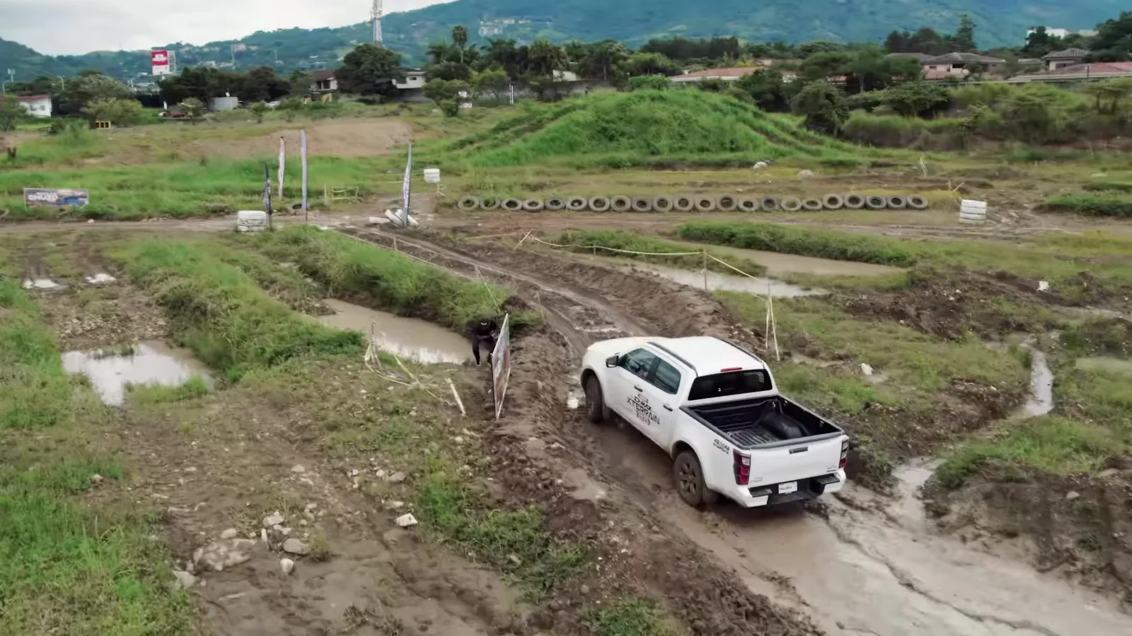 Vista aérea de la Isuzu D-Max 2025 en el circuito de barro