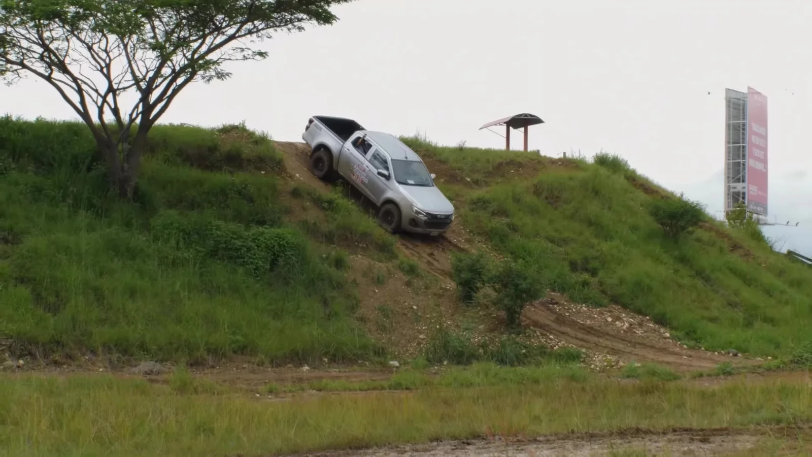 Isuzu D-Max 2025 descendiendo una pendiente en la pista off-road