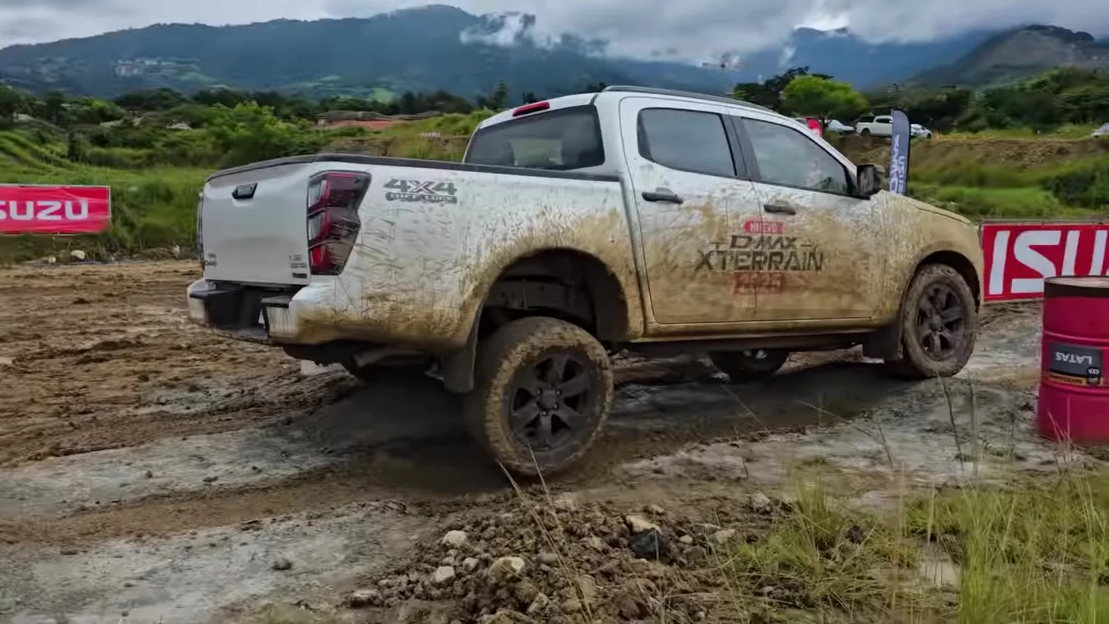 Isuzu D-Max 2025 cubierta de barro en la pista off-road