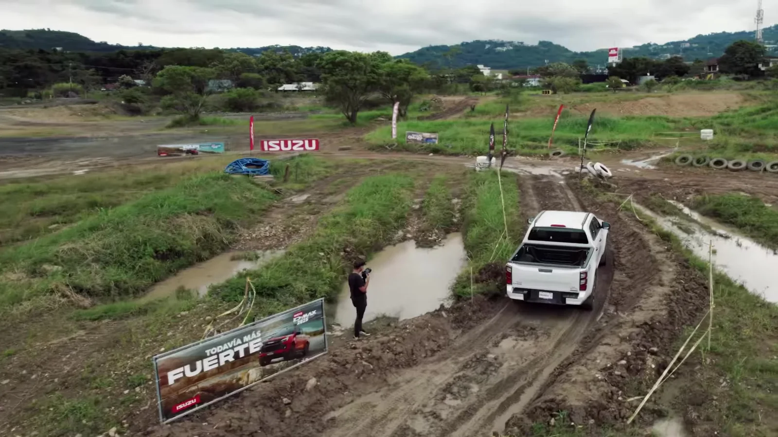 Producción audiovisual registrando la Isuzu D-Max 2025 en acción