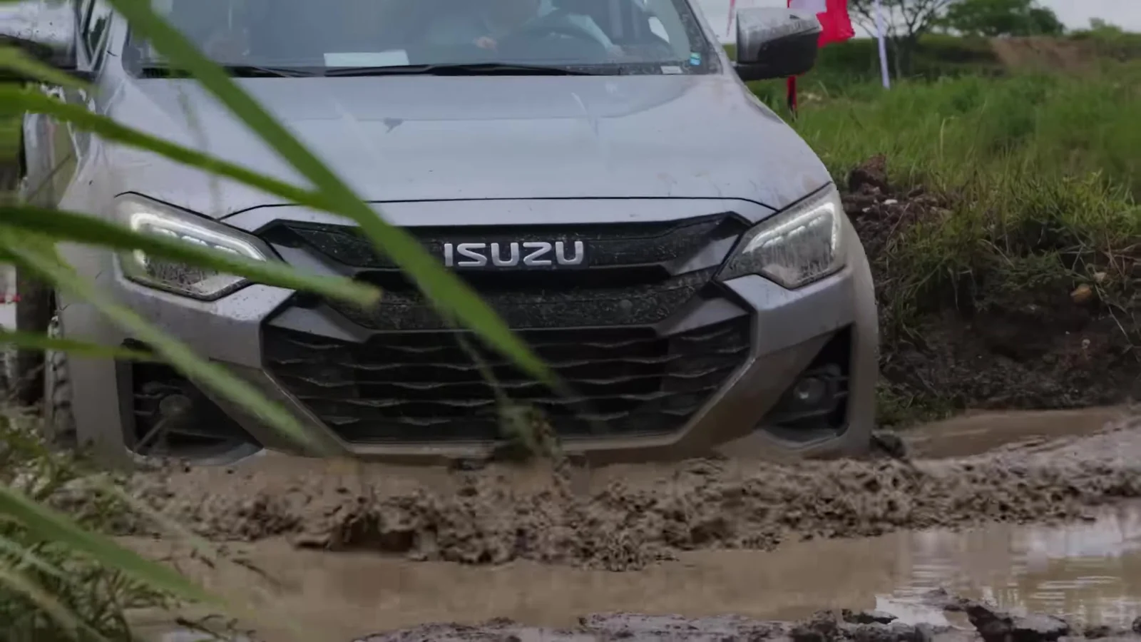 Isuzu D-Max 2025 cruzando un charco de lodo