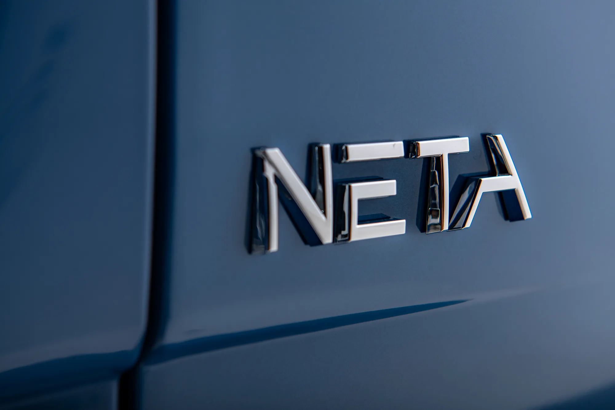 Logotipo NETA en la carrocería azul