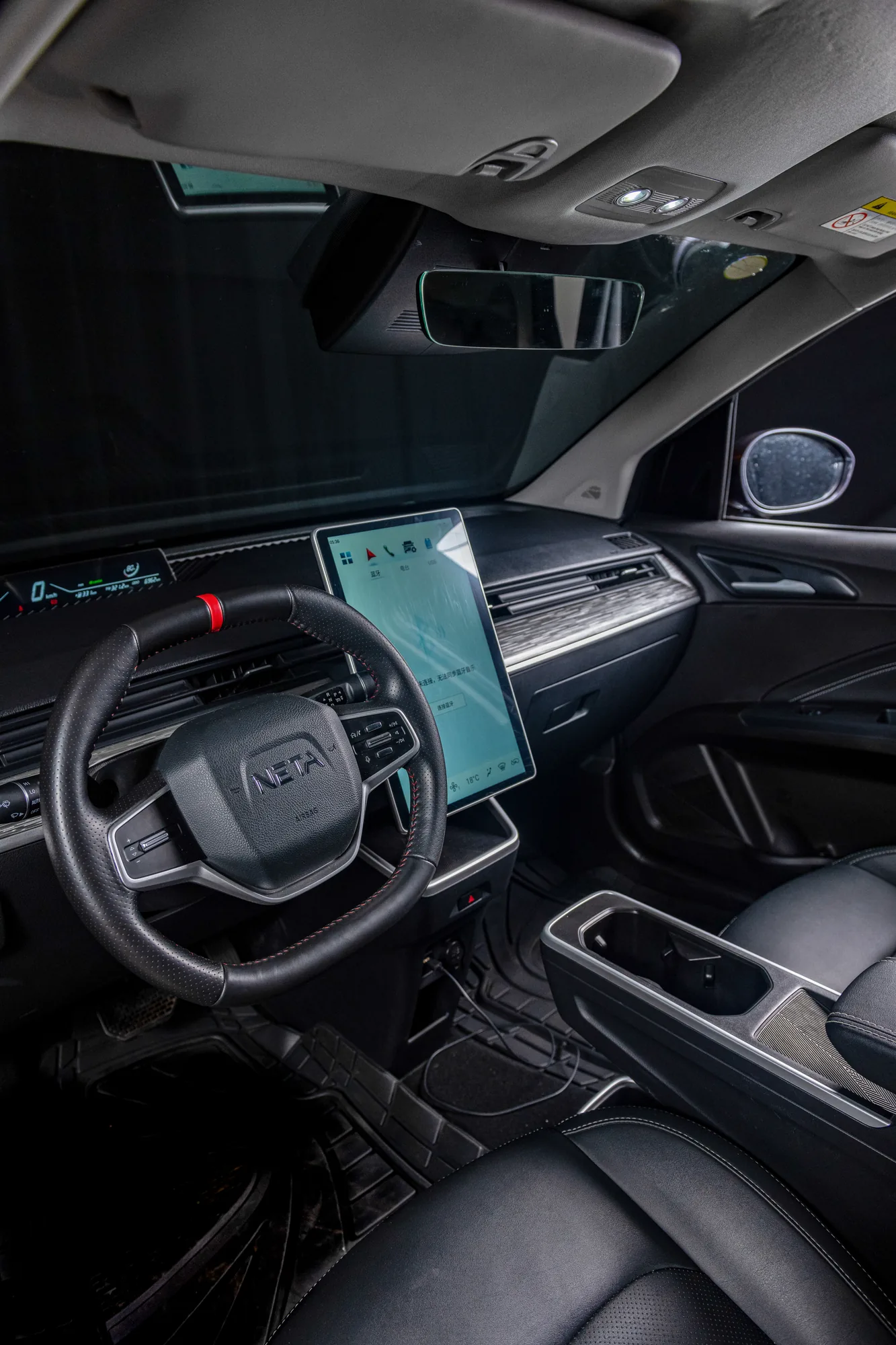 Interior del Neta con pantalla vertical y volante