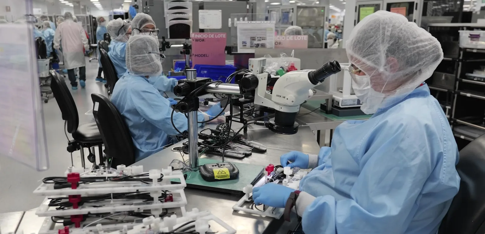 Sala limpia de Smith & Nephew, colaboradores con microscopios de precisión en la línea de producción