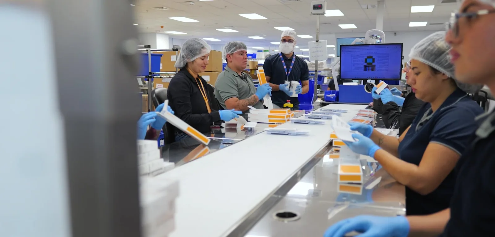 Equipo de Smith & Nephew revisando material empacado en la línea de producción
