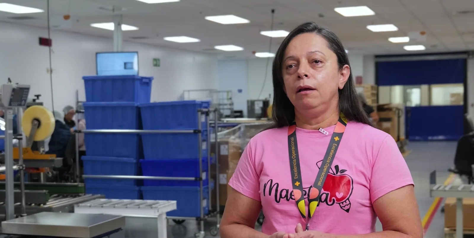 Colaboradora de Smith & Nephew en el piso de producción