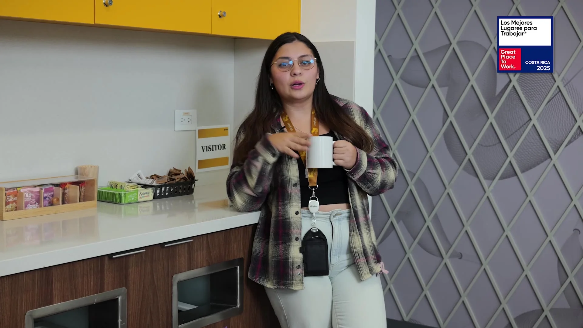 Colaboradora de Stryker en la cocina de la oficina durante la grabación de su frase